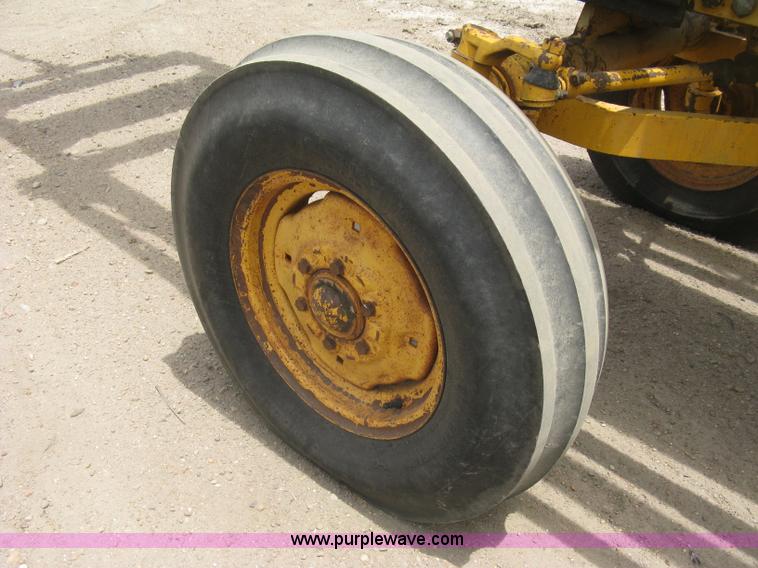 image for item K8623 Minneapolis Moline Super M670 tractor