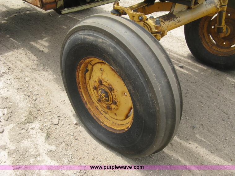 image for item K8623 Minneapolis Moline Super M670 tractor