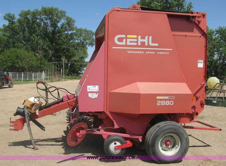 image for item K8633 2001 Gehl 2880 round baler