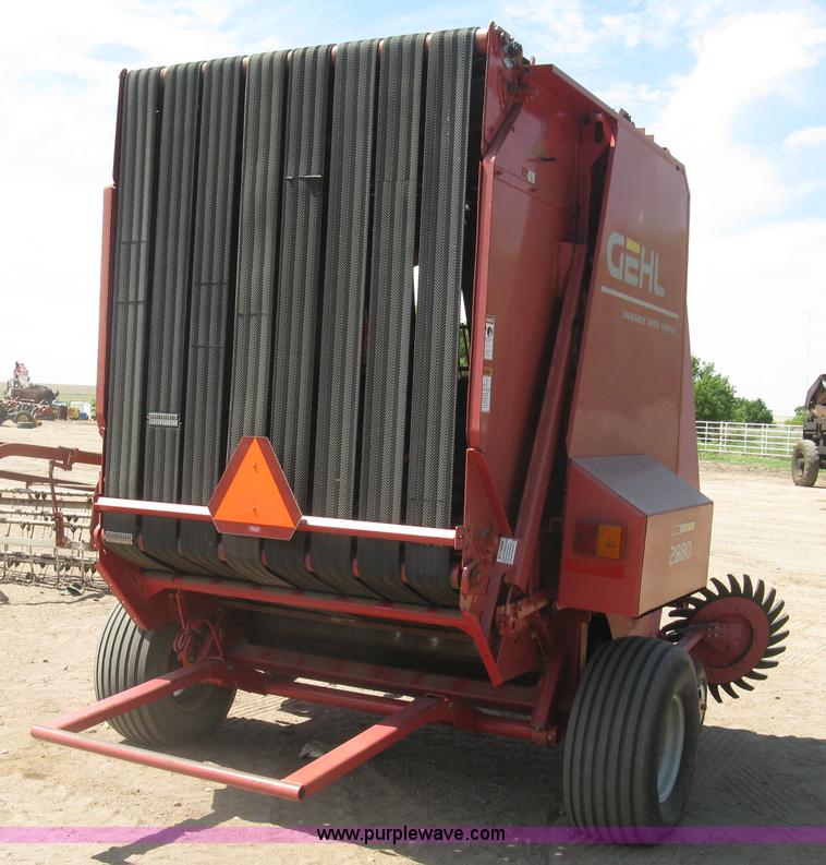 image for item K8633 2001 Gehl 2880 round baler