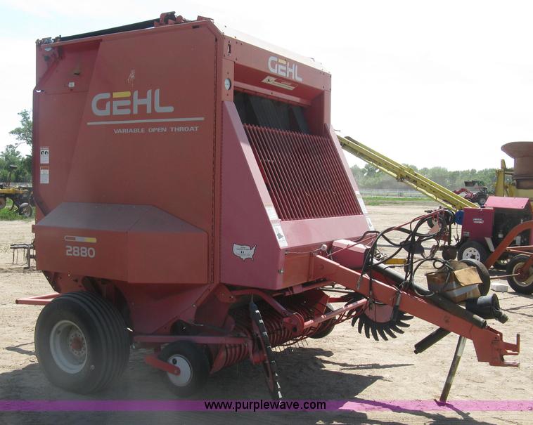 image for item K8633 2001 Gehl 2880 round baler