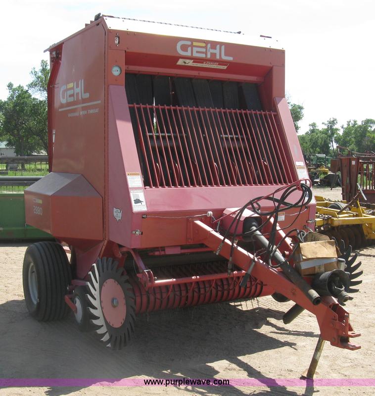 image for item K8633 2001 Gehl 2880 round baler