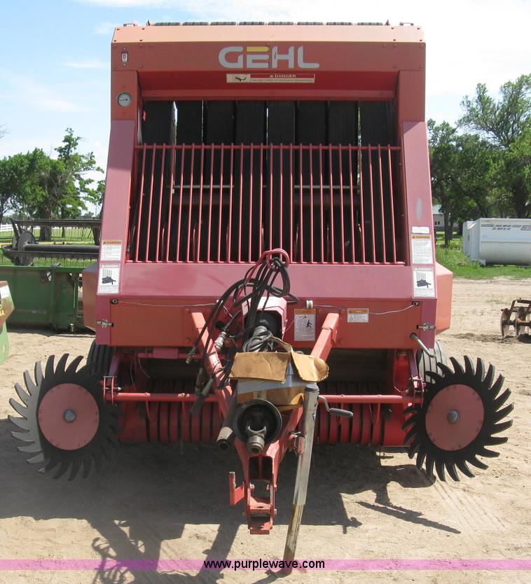 image for item K8633 2001 Gehl 2880 round baler
