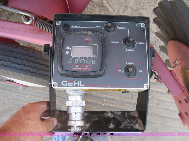 image for item K8633 2001 Gehl 2880 round baler