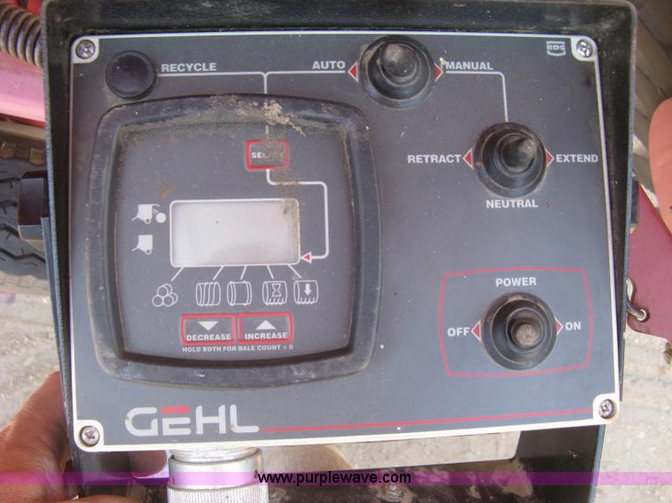 image for item K8633 2001 Gehl 2880 round baler