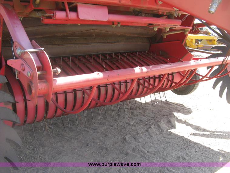 image for item K8633 2001 Gehl 2880 round baler