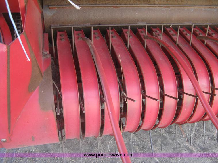 image for item K8633 2001 Gehl 2880 round baler