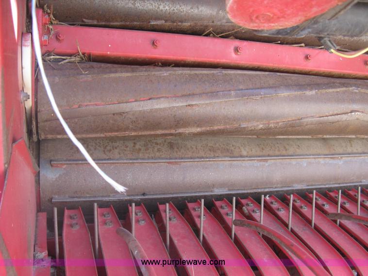 image for item K8633 2001 Gehl 2880 round baler