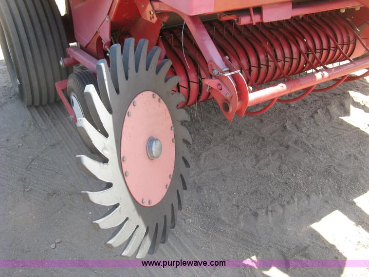 image for item K8633 2001 Gehl 2880 round baler