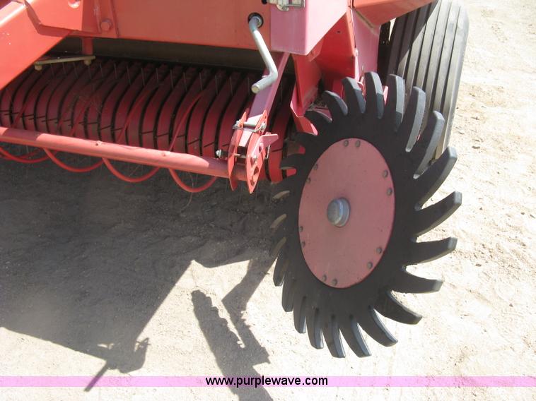image for item K8633 2001 Gehl 2880 round baler