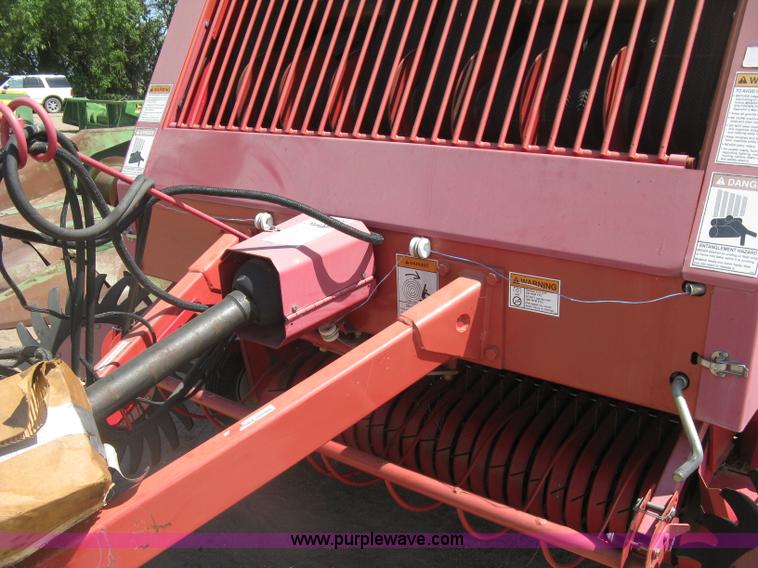 image for item K8633 2001 Gehl 2880 round baler