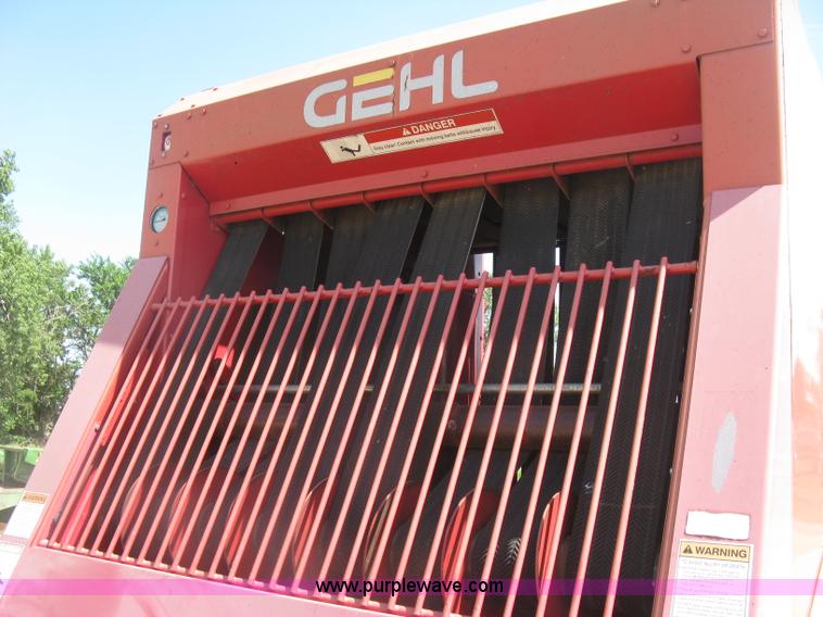 image for item K8633 2001 Gehl 2880 round baler