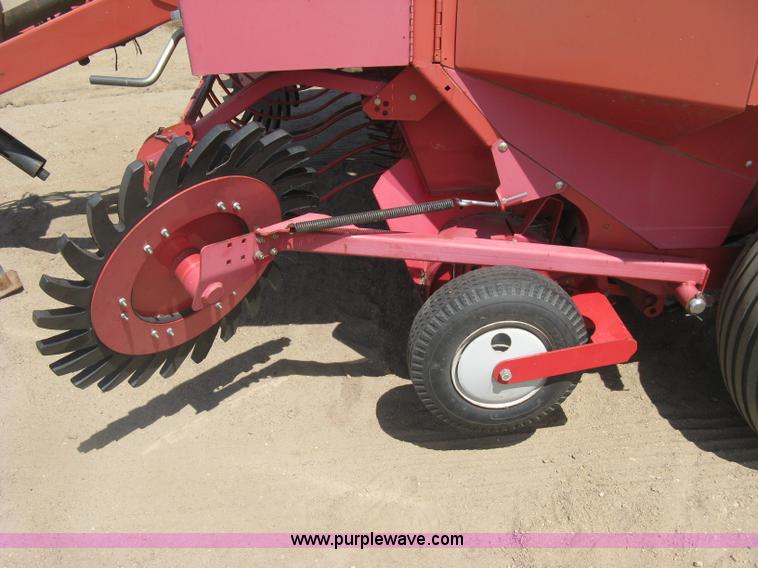 image for item K8633 2001 Gehl 2880 round baler