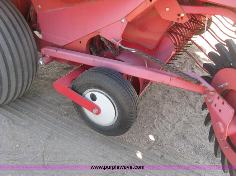 image for item K8633 2001 Gehl 2880 round baler