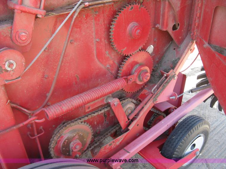 image for item K8633 2001 Gehl 2880 round baler