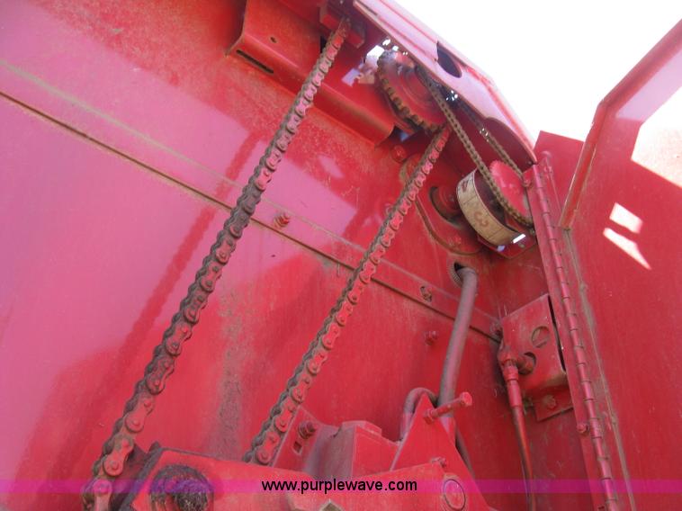 image for item K8633 2001 Gehl 2880 round baler