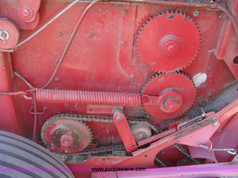 image for item K8633 2001 Gehl 2880 round baler