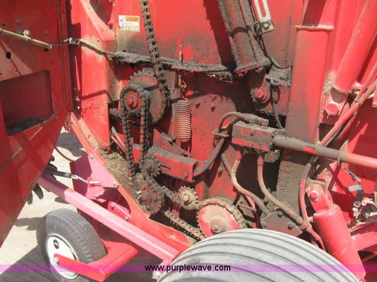 image for item K8633 2001 Gehl 2880 round baler