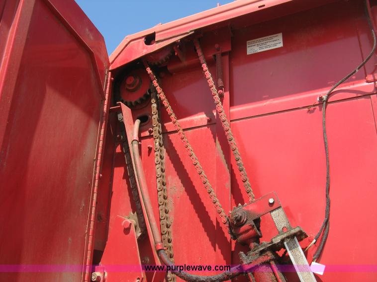 image for item K8633 2001 Gehl 2880 round baler