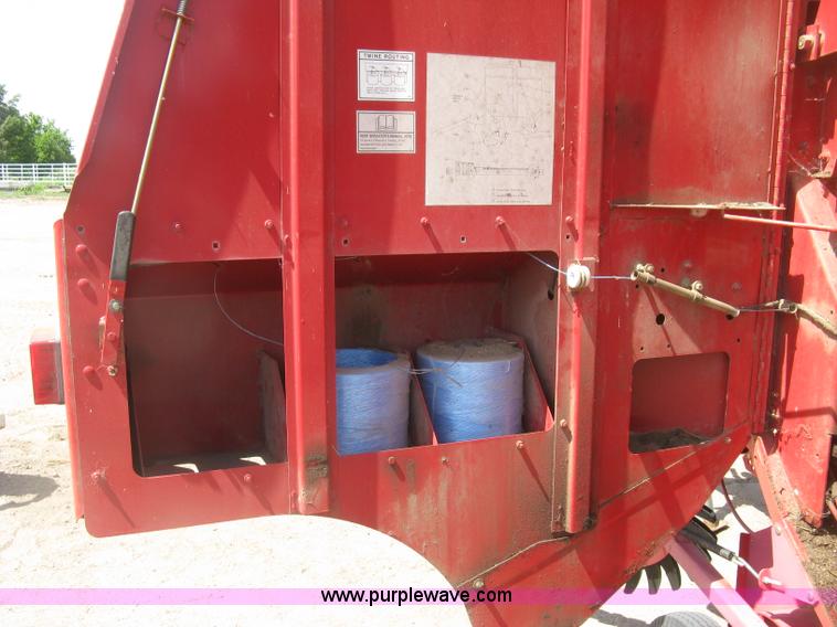 image for item K8633 2001 Gehl 2880 round baler