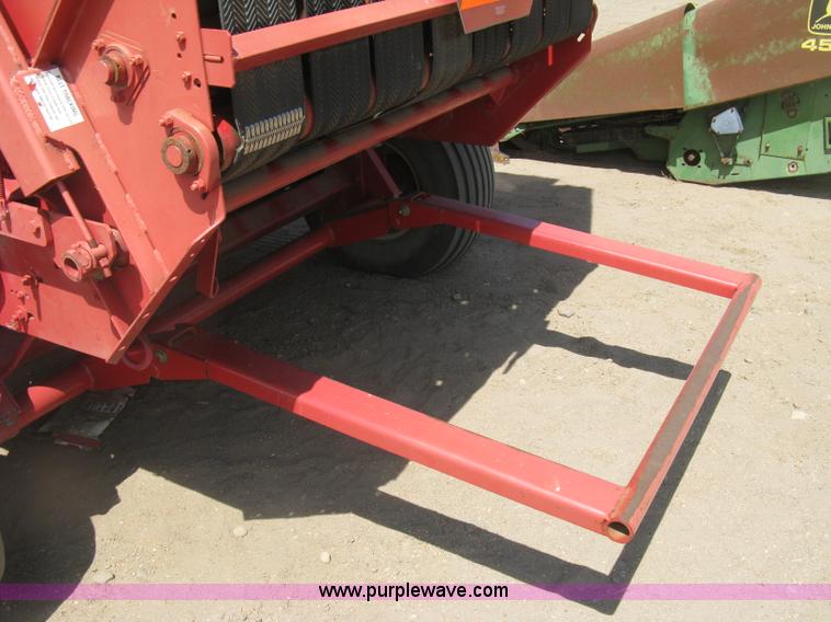 image for item K8633 2001 Gehl 2880 round baler