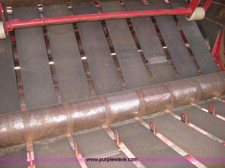 image for item K8633 2001 Gehl 2880 round baler