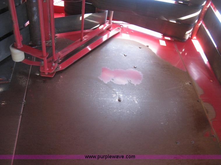 image for item K8633 2001 Gehl 2880 round baler