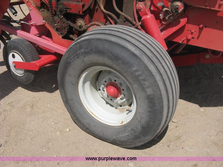 image for item K8633 2001 Gehl 2880 round baler