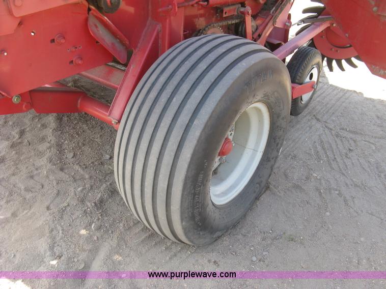 image for item K8633 2001 Gehl 2880 round baler