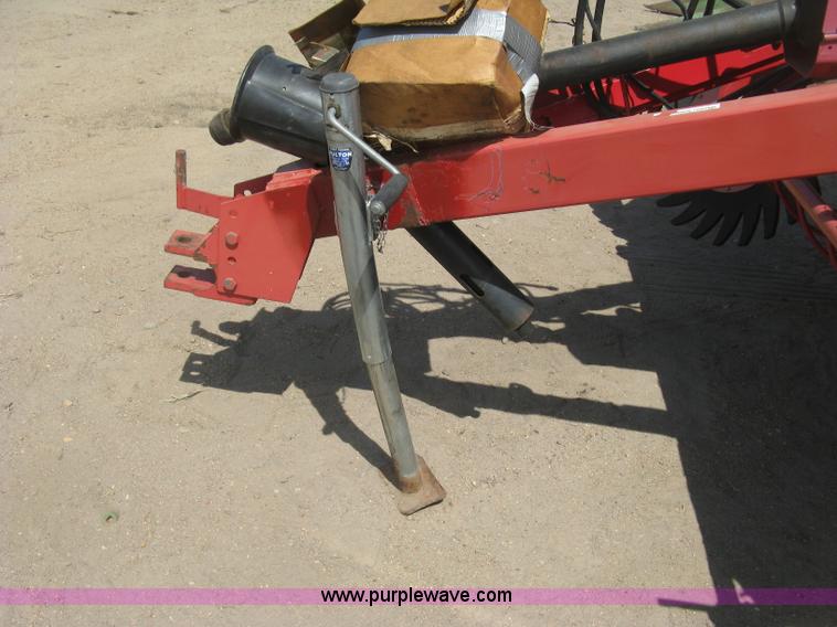 image for item K8633 2001 Gehl 2880 round baler