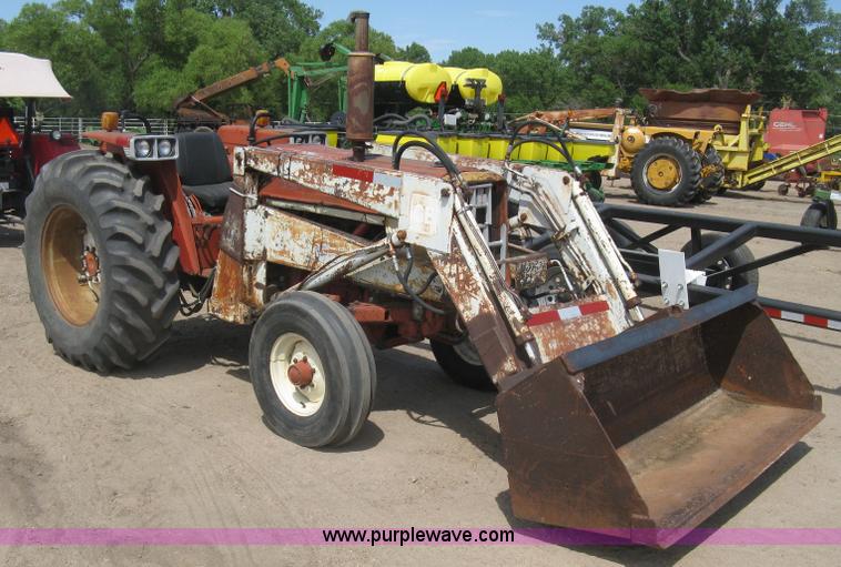 image for item K8642 1972 International 574 tractor