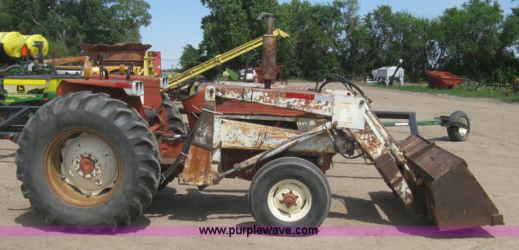 image for item K8642 1972 International 574 tractor