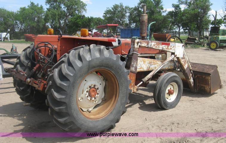 image for item K8642 1972 International 574 tractor