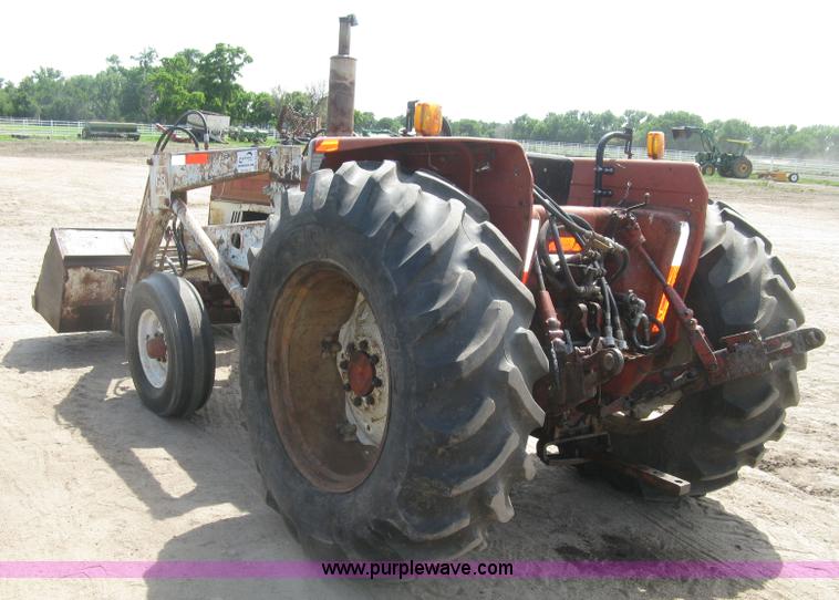 image for item K8642 1972 International 574 tractor