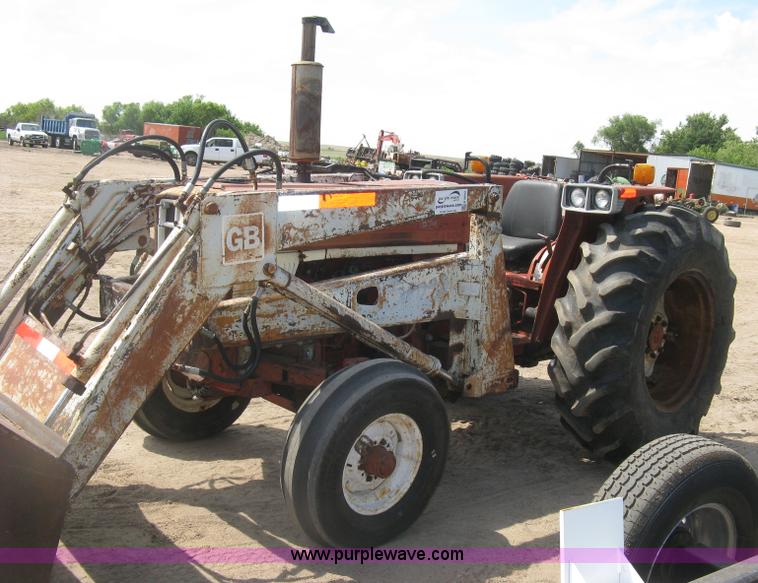image for item K8642 1972 International 574 tractor