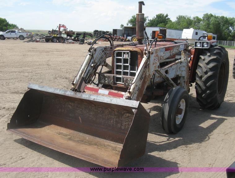 image for item K8642 1972 International 574 tractor