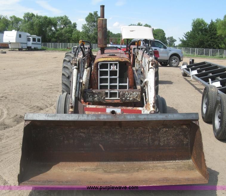 image for item K8642 1972 International 574 tractor