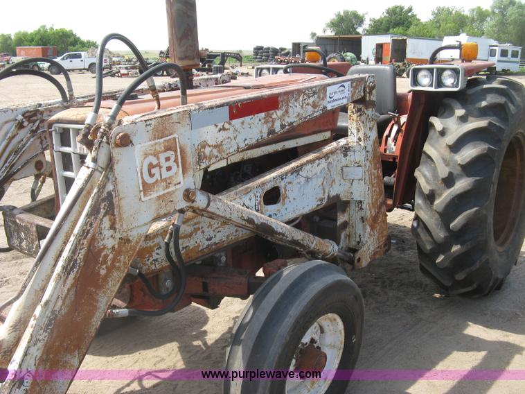 image for item K8642 1972 International 574 tractor