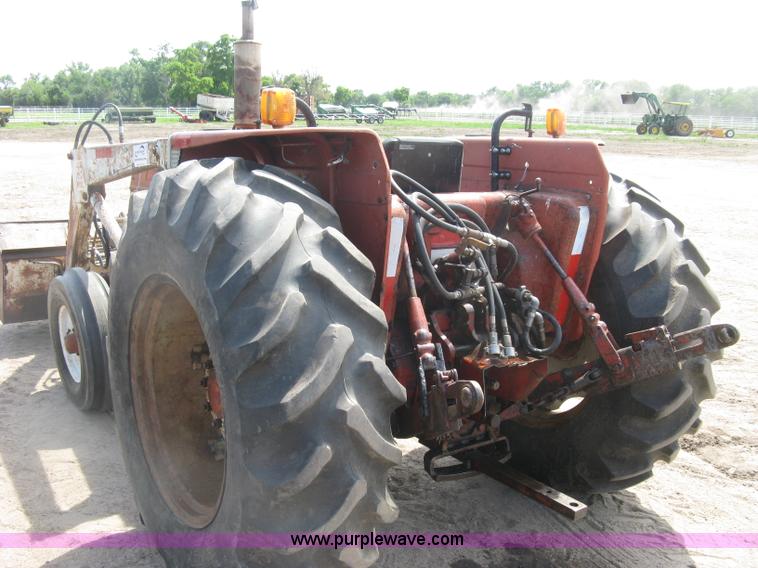 image for item K8642 1972 International 574 tractor
