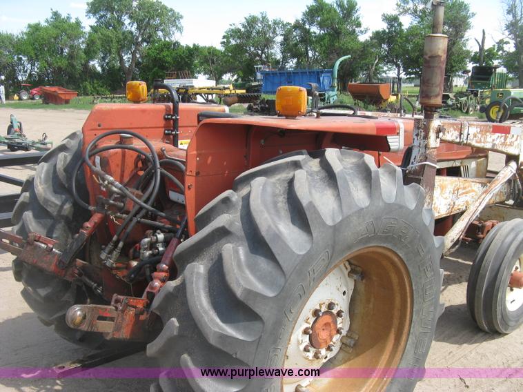 image for item K8642 1972 International 574 tractor