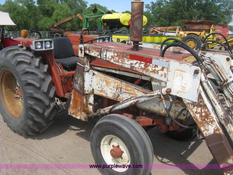 image for item K8642 1972 International 574 tractor