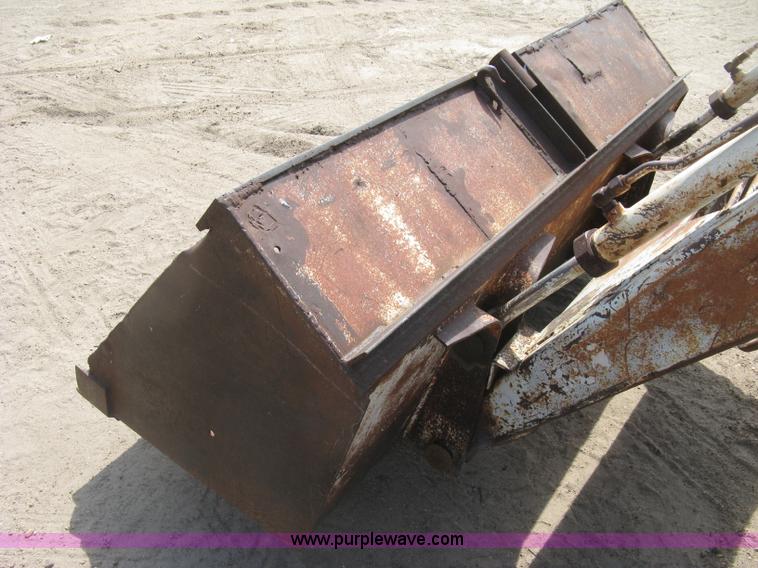 image for item K8642 1972 International 574 tractor