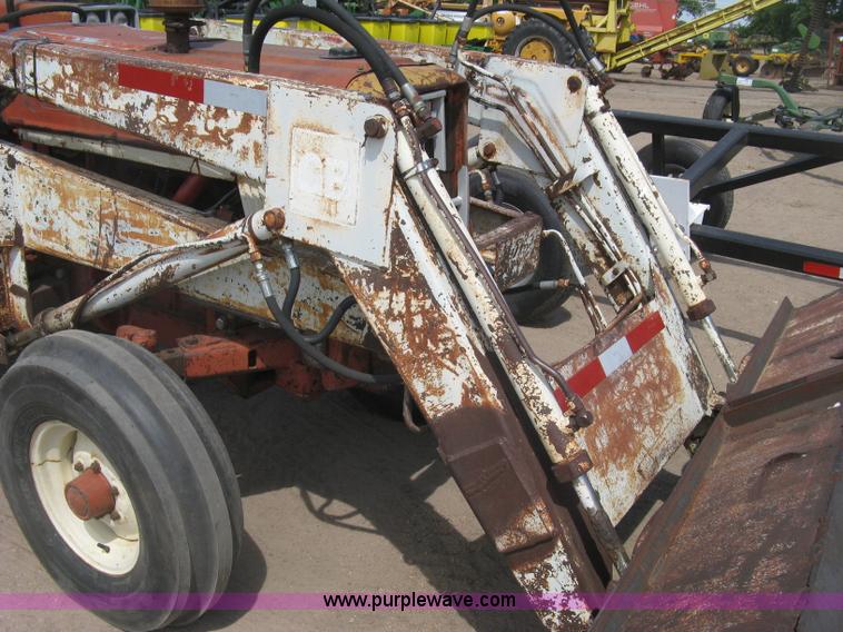 image for item K8642 1972 International 574 tractor