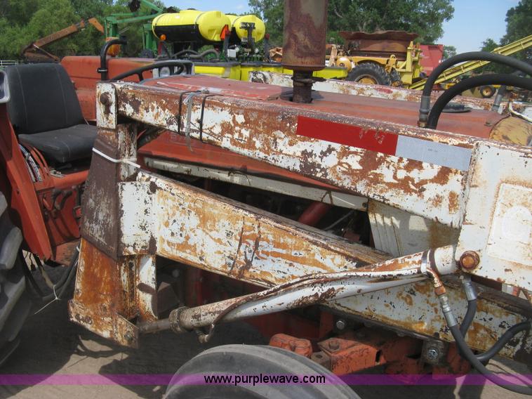 image for item K8642 1972 International 574 tractor