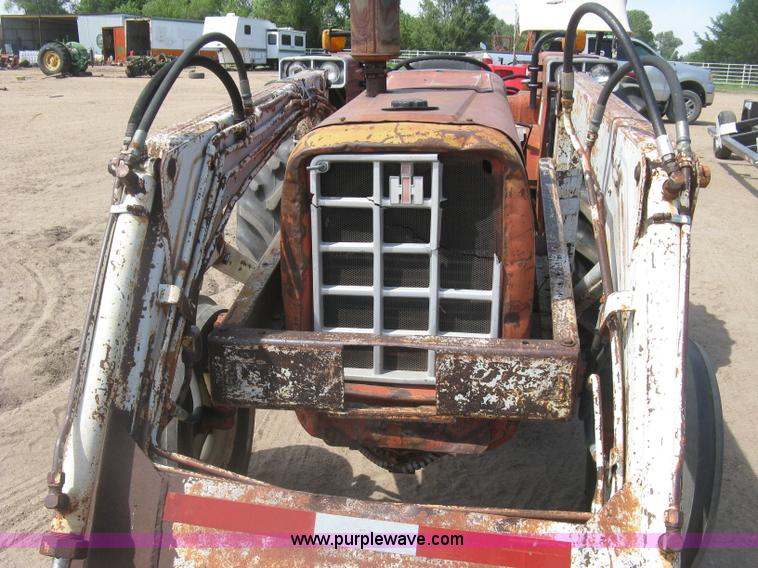 image for item K8642 1972 International 574 tractor