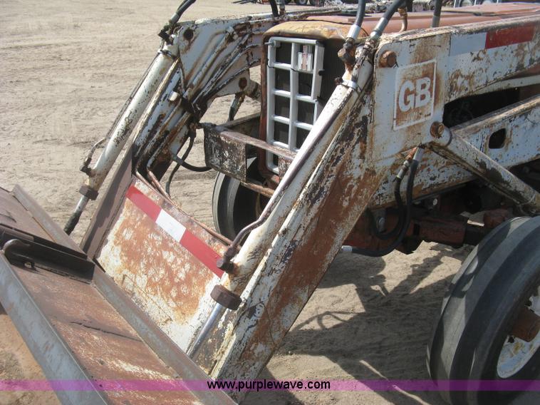 image for item K8642 1972 International 574 tractor