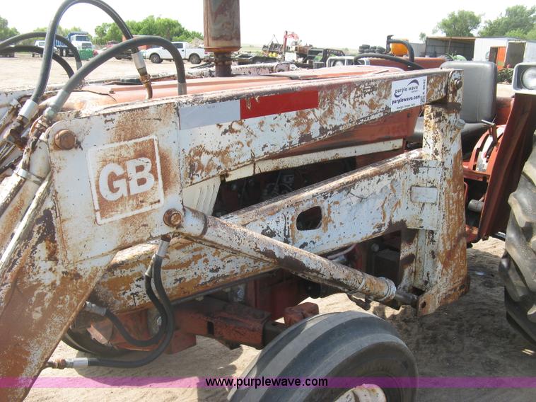 image for item K8642 1972 International 574 tractor