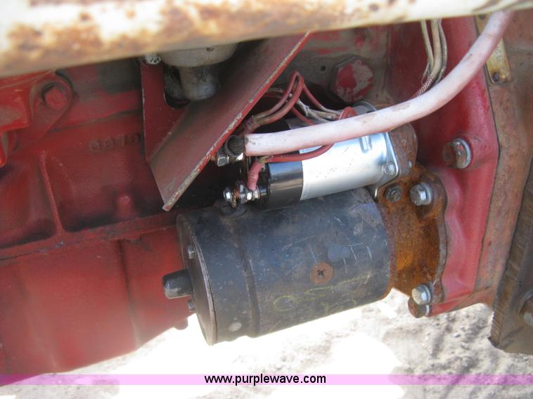 image for item K8642 1972 International 574 tractor