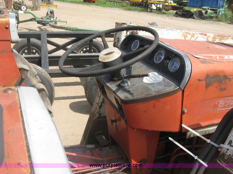 image for item K8642 1972 International 574 tractor