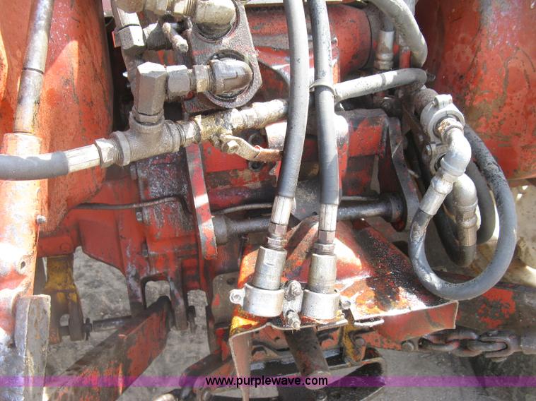 image for item K8642 1972 International 574 tractor